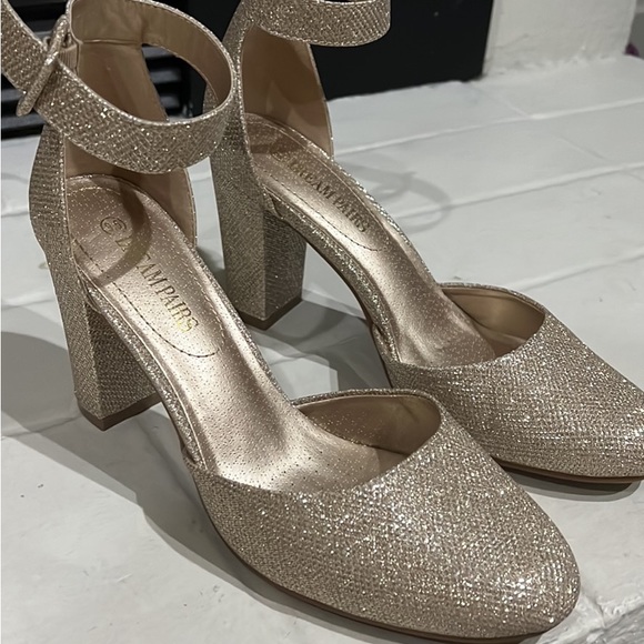 Gold sparkly heels size 9.5 - Picture 2 of 4